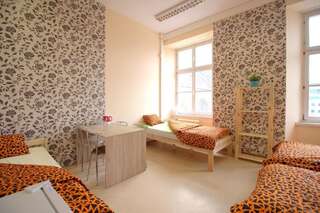 Хостелы ONE LUCKY HOSTEL - Rynek - Pokoje prywatne Вроцлав Семейный номер с общей ванной комнатой-1