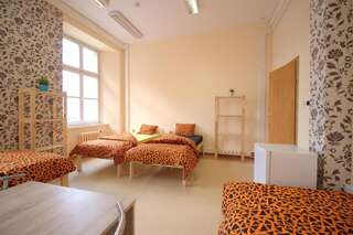 Хостелы ONE LUCKY HOSTEL - Rynek - Pokoje prywatne Вроцлав Семейный номер с общей ванной комнатой-2